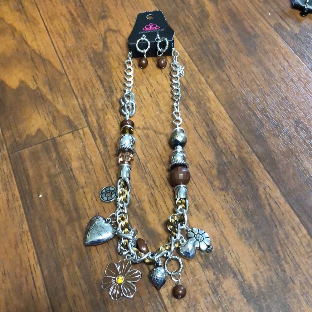 BOGO 🥳 😇Matching earring and Necklace